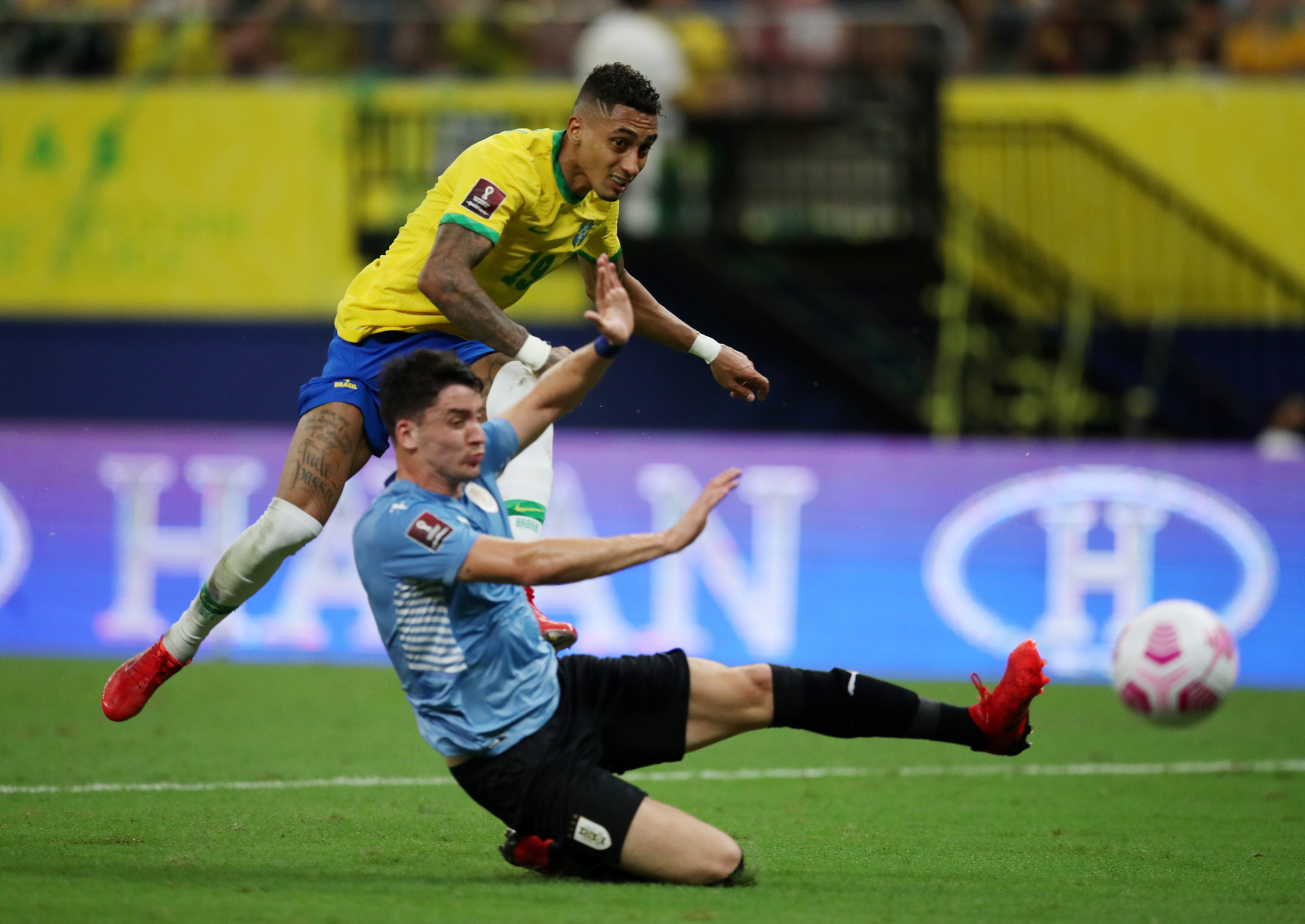 Suarez so t&agrave;i ghi b&agrave;n với Neymar, Uruguay thảm bại trước Brazil - Ảnh 4.