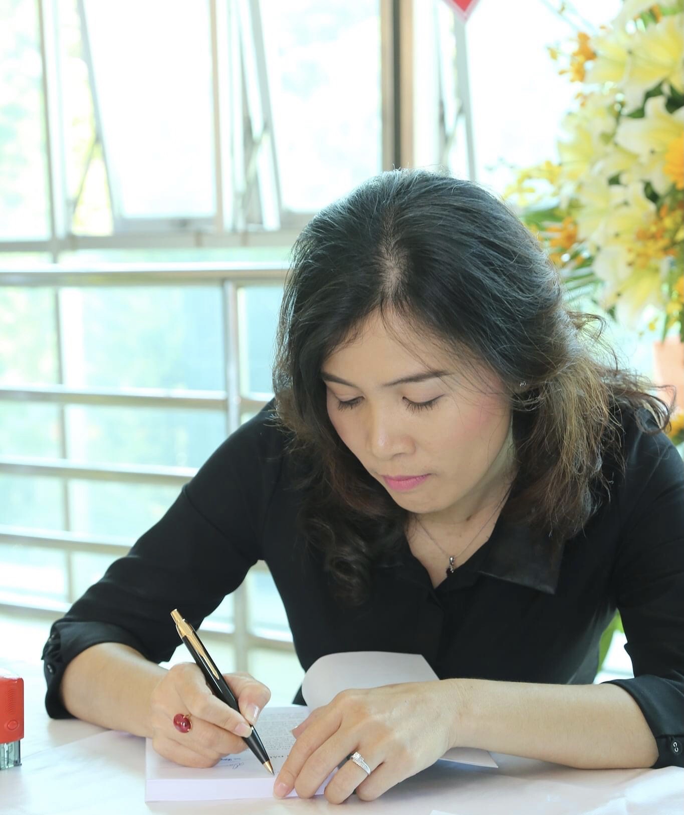 Nh&agrave; b&aacute;o H&agrave;n Ni l&agrave;m việc với C&ocirc;ng an B&igrave;nh Dương về đơn tố gi&aacute;c b&agrave; Nguyễn Phương Hằng - Ảnh 1.