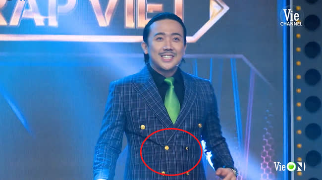 Giữa ồn &agrave;o sao k&ecirc; từ thiện, Trấn Th&agrave;nh g&acirc;y bất ngờ với ngoại h&igrave;nh kh&aacute;c lạ - Ảnh 2.