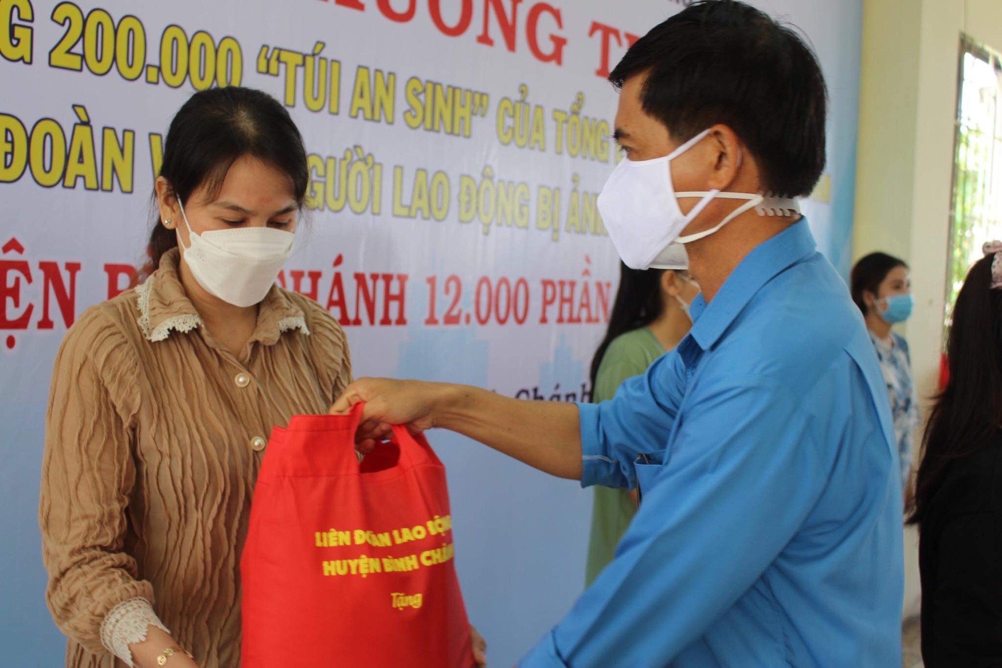 Nhiều hoạt động hỗ trợ lao động gặp kh&oacute; khăn do dịch bệnh - Ảnh 1.