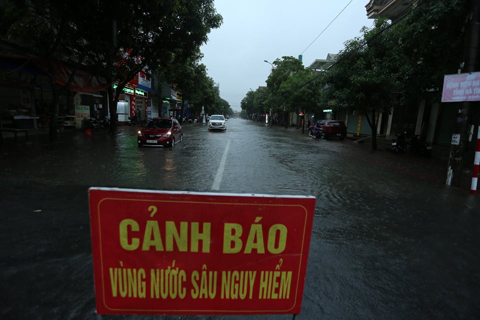 H&agrave; Tĩnh mưa trắng trời, đường phố biến th&agrave;nh s&ocirc;ng - Ảnh 8.