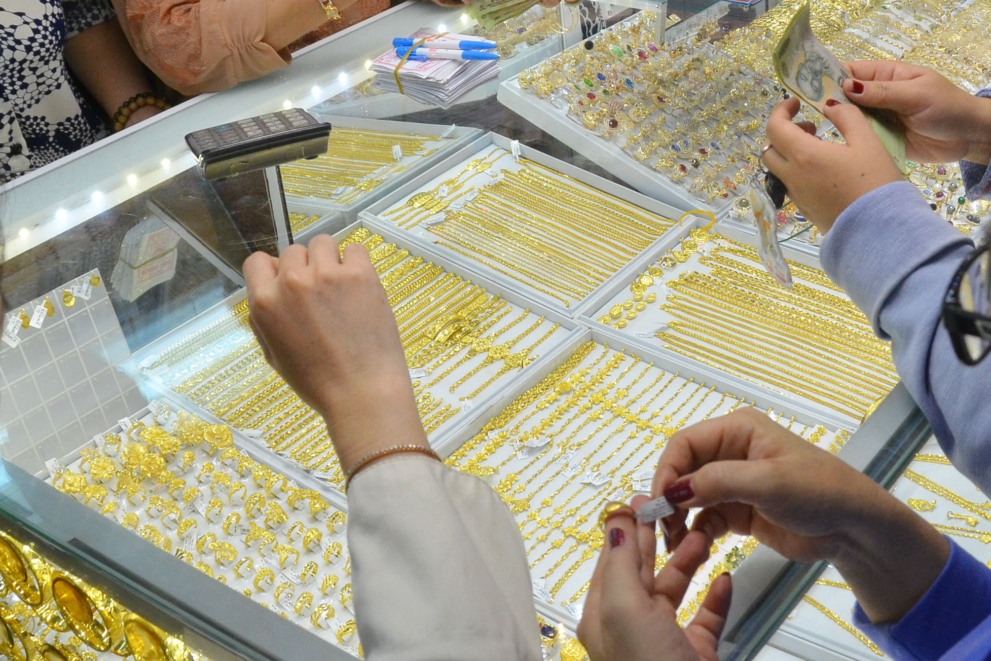 Giá vàng hôm nay 16-10: Lao xuống dù USD bị bán tháo