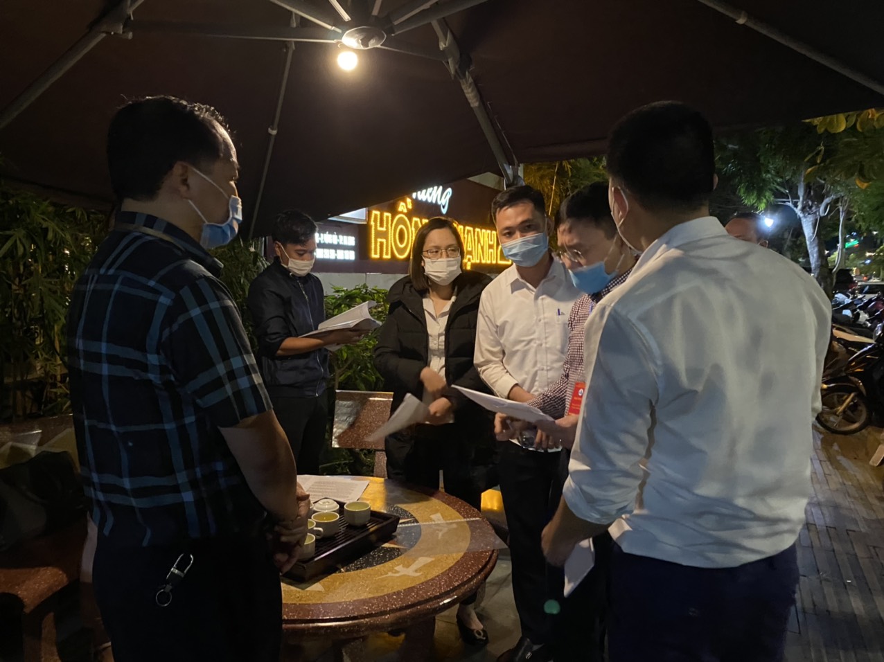 Khách vào quán không quét mã QR, 3 chủ tịch phường bị đình chỉ - Ảnh 3.