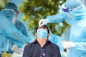 Đi làm tiếp xúc nhiều người, khi nào nên test nhanh?