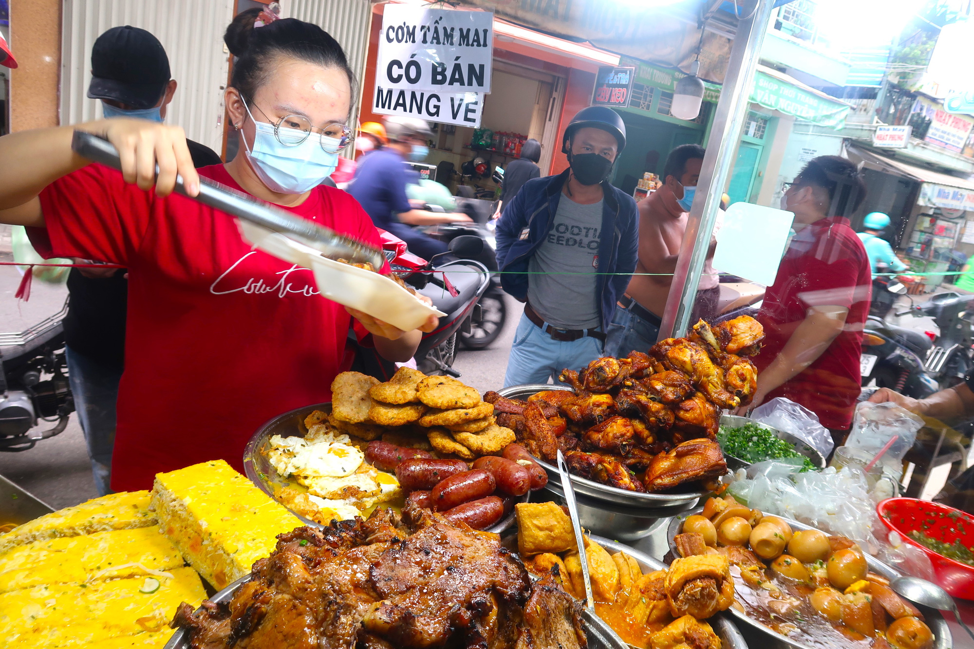 Quán ăn ở TP HCM: Nơi nhộn nhịp, nơi đìu hiu