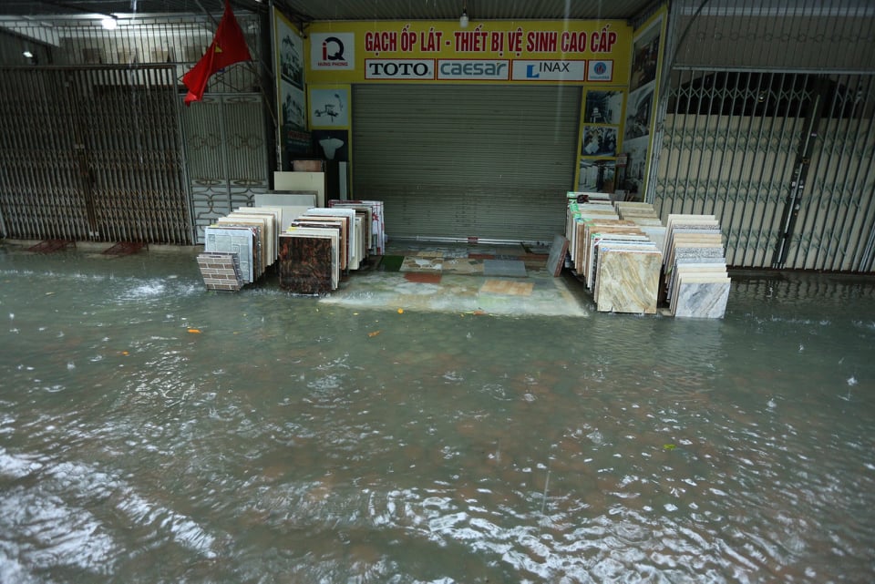 H&agrave; Tĩnh mưa trắng trời, đường phố biến th&agrave;nh s&ocirc;ng - Ảnh 2.