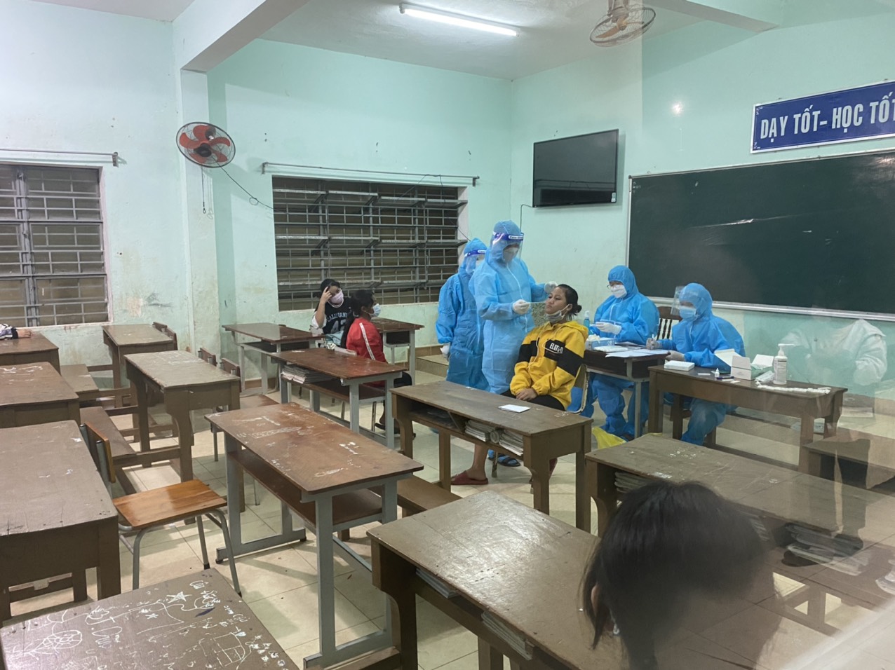 Quảng Nam: 2 huyện miền n&uacute;i c&oacute; 109 ca Covid-19, h&agrave;ng chục người nghi nhiễm - Ảnh 1.