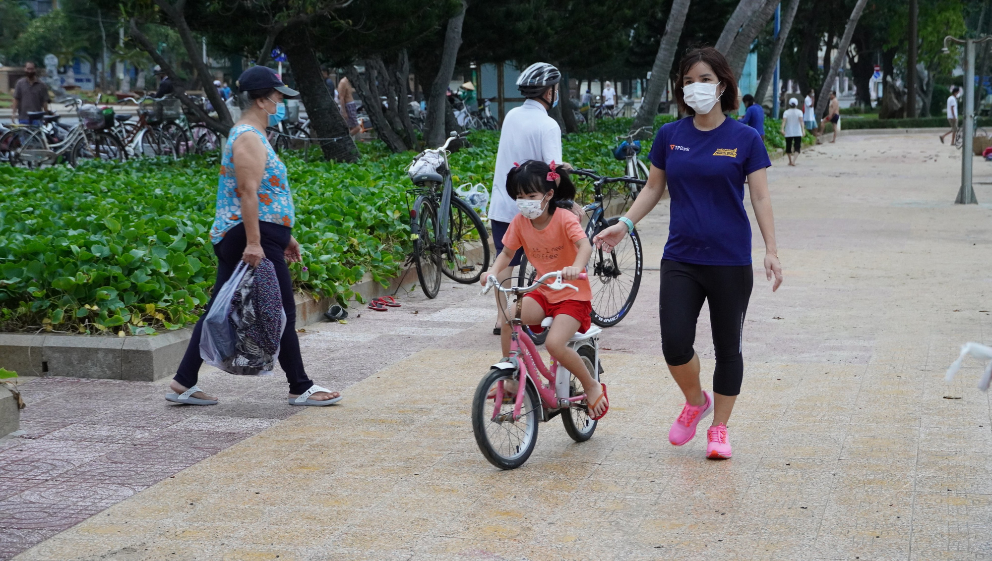Người dân Bà Rịa - Vũng Tàu háo hức tắm biển sau nhiều tháng giãn cách - Ảnh 6.