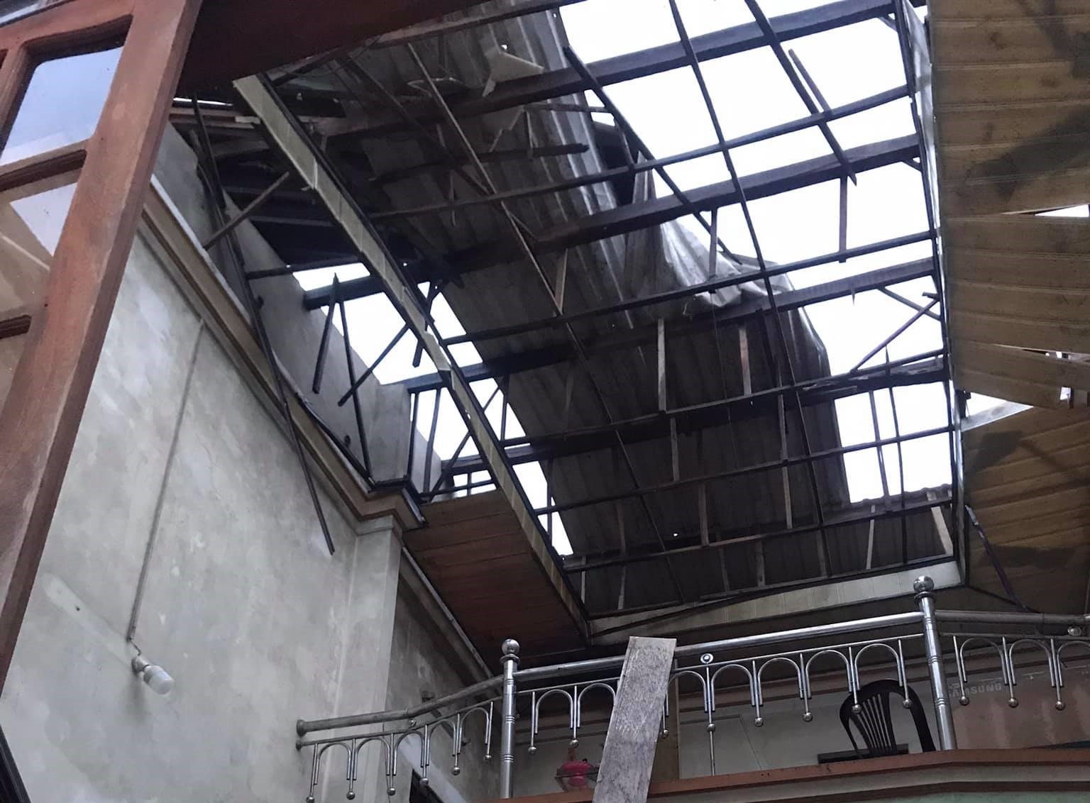 Quảng Ng&atilde;i: Lốc xo&aacute;y l&agrave;m tốc m&aacute;i h&agrave;ng chục nh&agrave; d&acirc;n giữa đ&ecirc;m khuya - Ảnh 4.