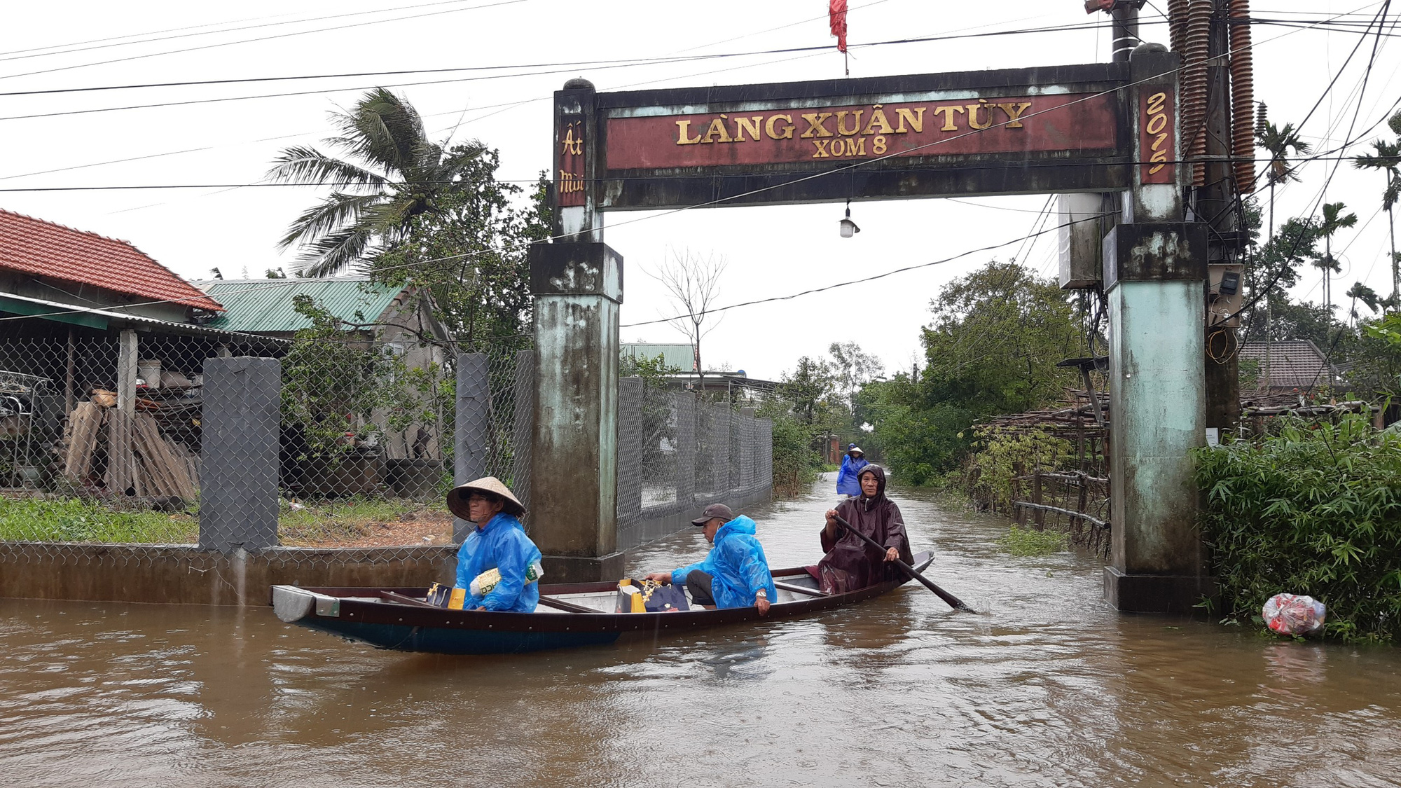 Mưa lớn v&agrave; xả lũ nhấn ch&igrave;m hạ du - Ảnh 2.