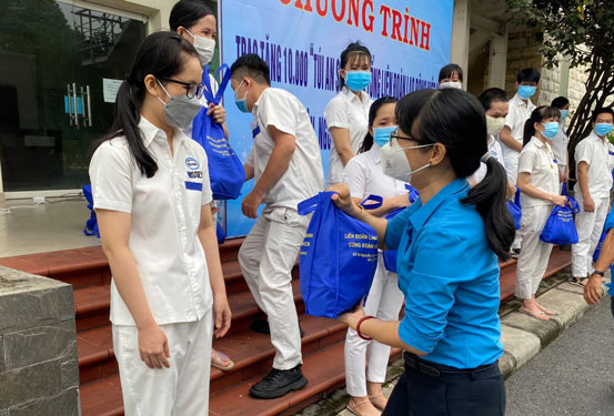 Tặng hàng ngàn túi an sinh cho công nhân khó khăn