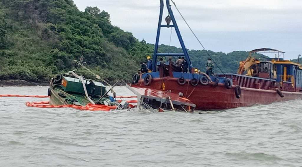 Chìm tàu chở dầu do va phải đá ngầm, 2 người thương vong