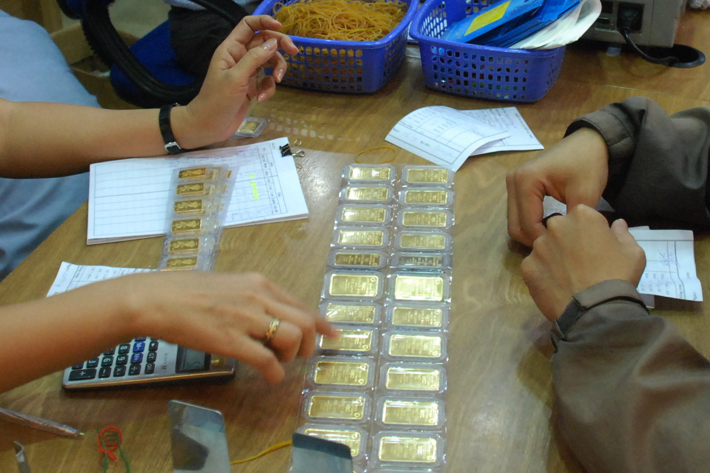 Giá vàng hôm nay 17-10: Bị bán tháo, giá vàng khó tăng mạnh?