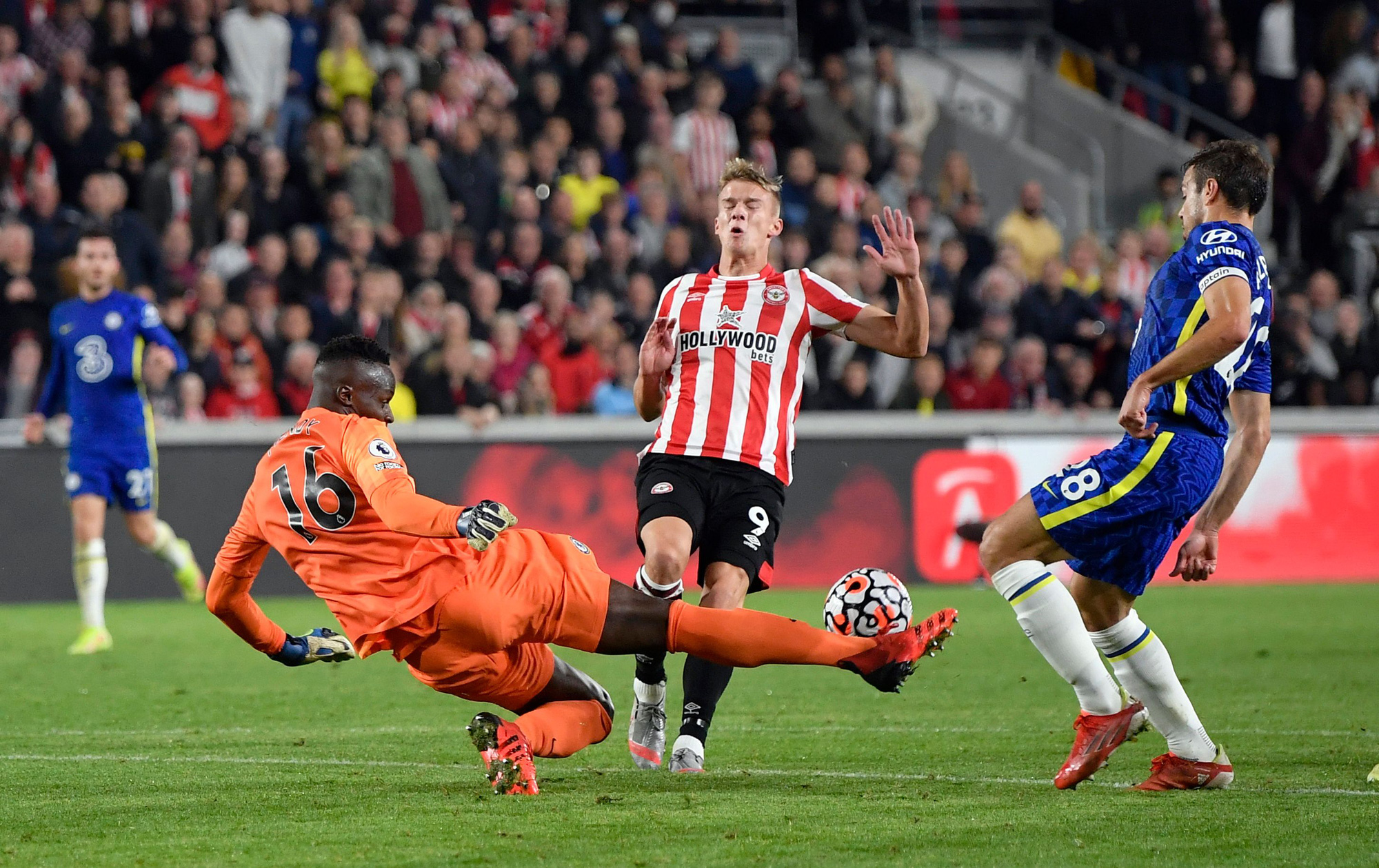 "Người nhện" Mendy giúp Chelsea thắng tân binh, đòi ngôi đầu Ngoại hạng