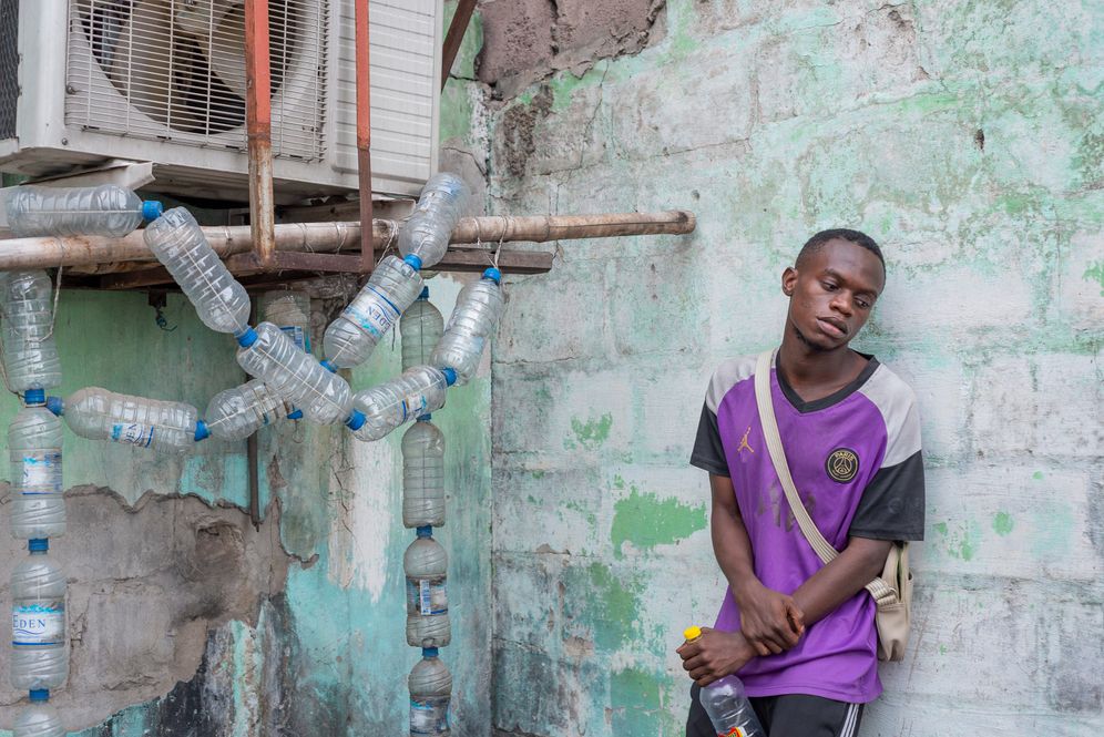 Ớn lạnh xác sống ở Kinshasa - Ảnh 4.