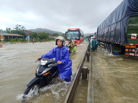Quảng Nam, Thừa Thi&ecirc;n- Huế, Quảng Trị: Mưa lớn, ngập lụt, người mất t&iacute;ch - Ảnh 4.
