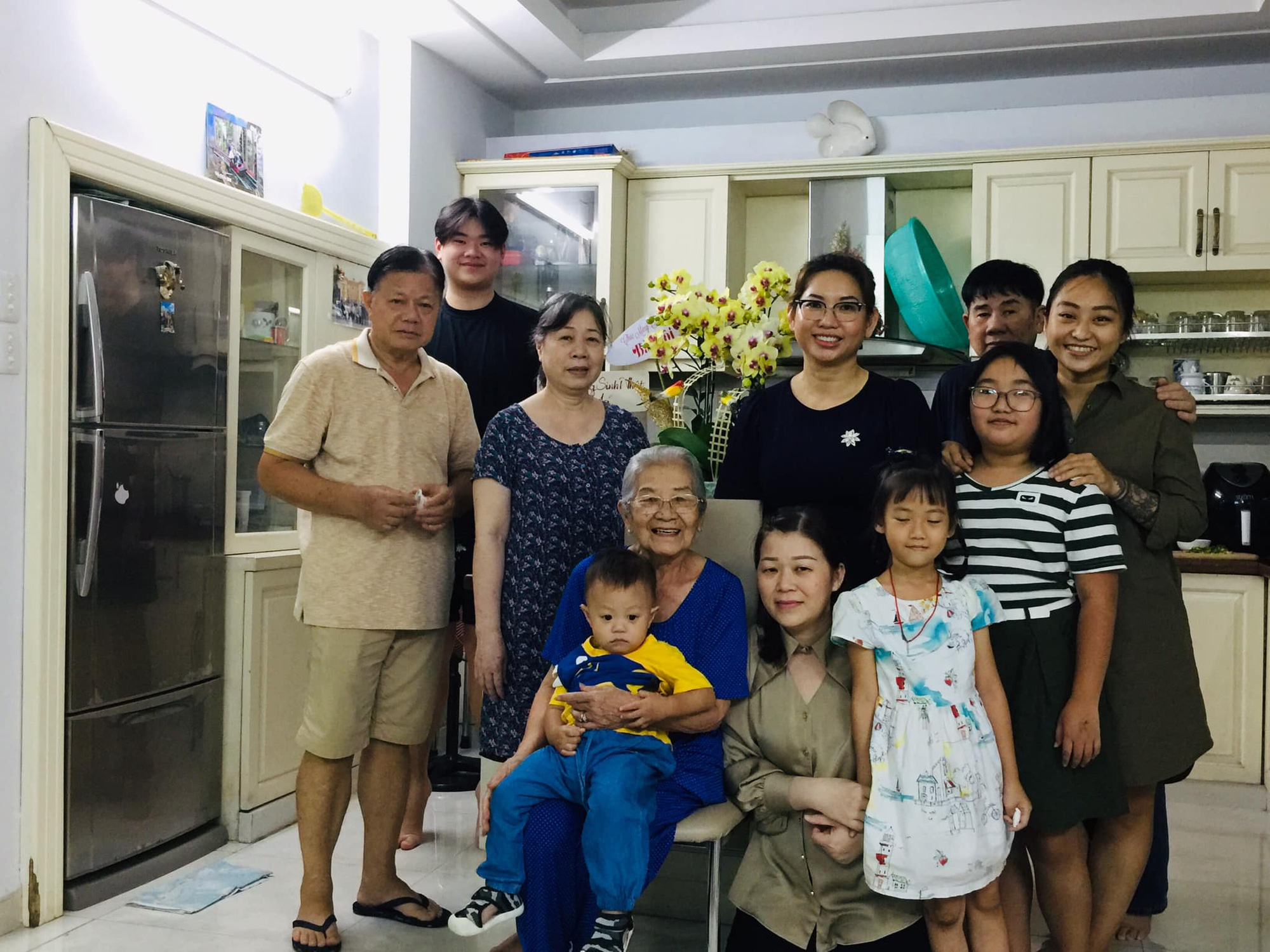 NSƯT Phi Điểu mừng thọ 88 tuổi cùng con cháu
