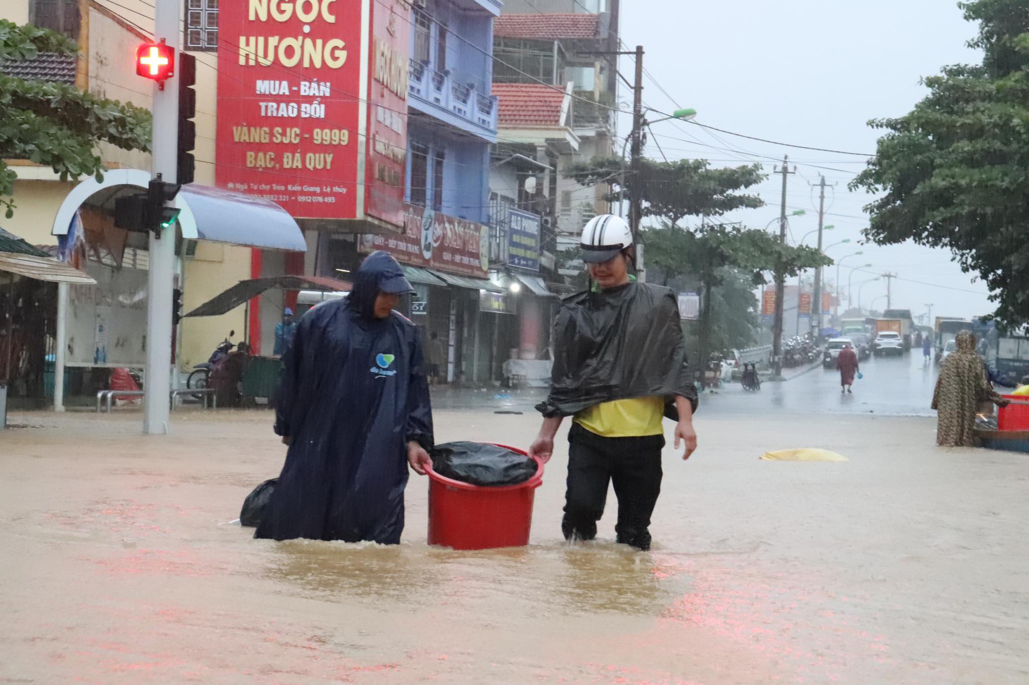 Hà Tĩnh - Quảng Bình: Nước lũ bủa vây, 4 người chết và mất tích - Ảnh 9.