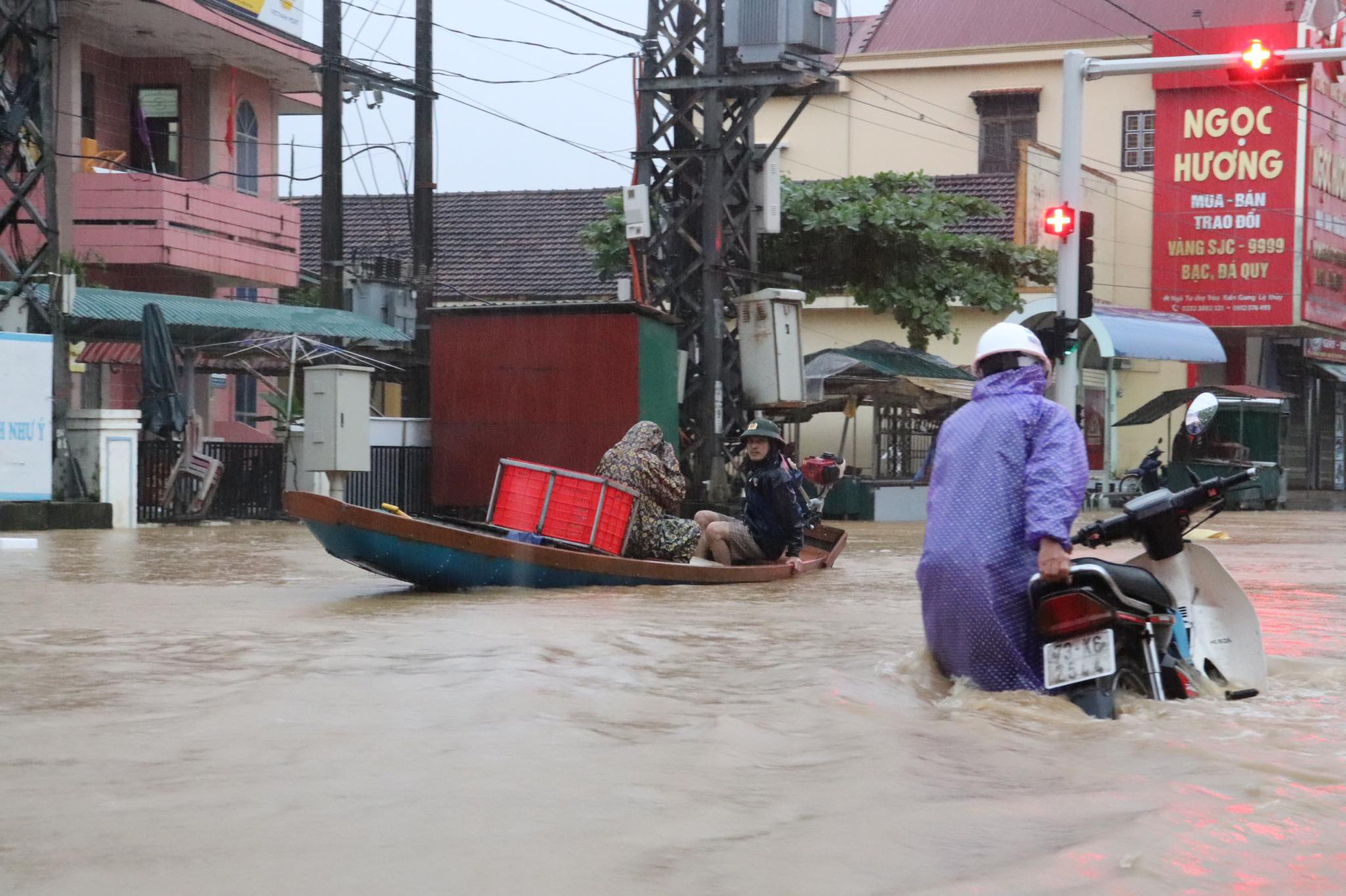 Hà Tĩnh - Quảng Bình: Nước lũ bủa vây, 4 người chết và mất tích