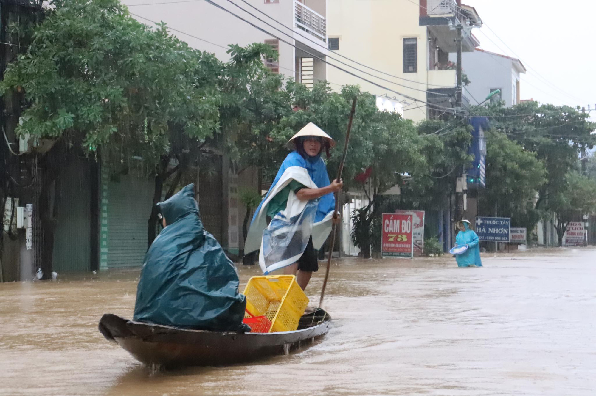 Hà Tĩnh - Quảng Bình: Nước lũ bủa vây, 4 người chết và mất tích - Ảnh 2.