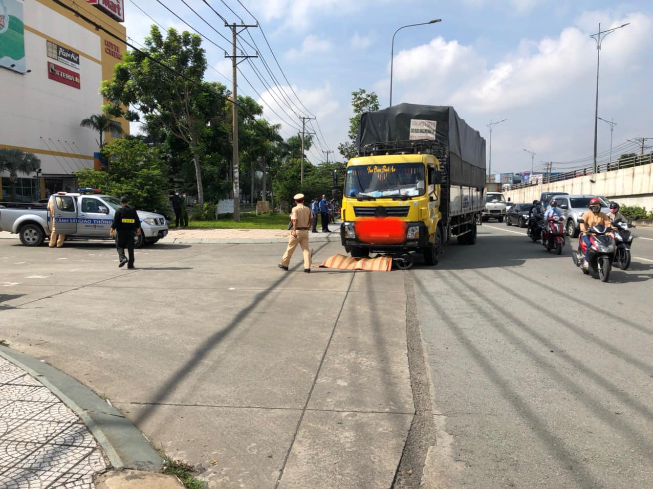 Thương tâm: Người phụ nữ bị xe tải cuốn vào gầm