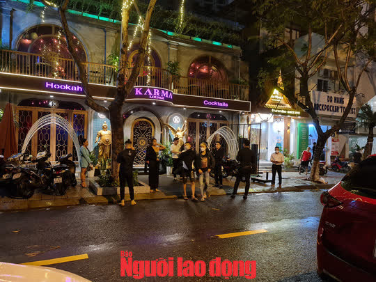 CLIP:  Bất chấp lệnh cấm,  một qu&aacute;n bar ở  Đ&agrave; Nẵng mở cửa hoạt động n&aacute;o nhiệt - Ảnh 7.