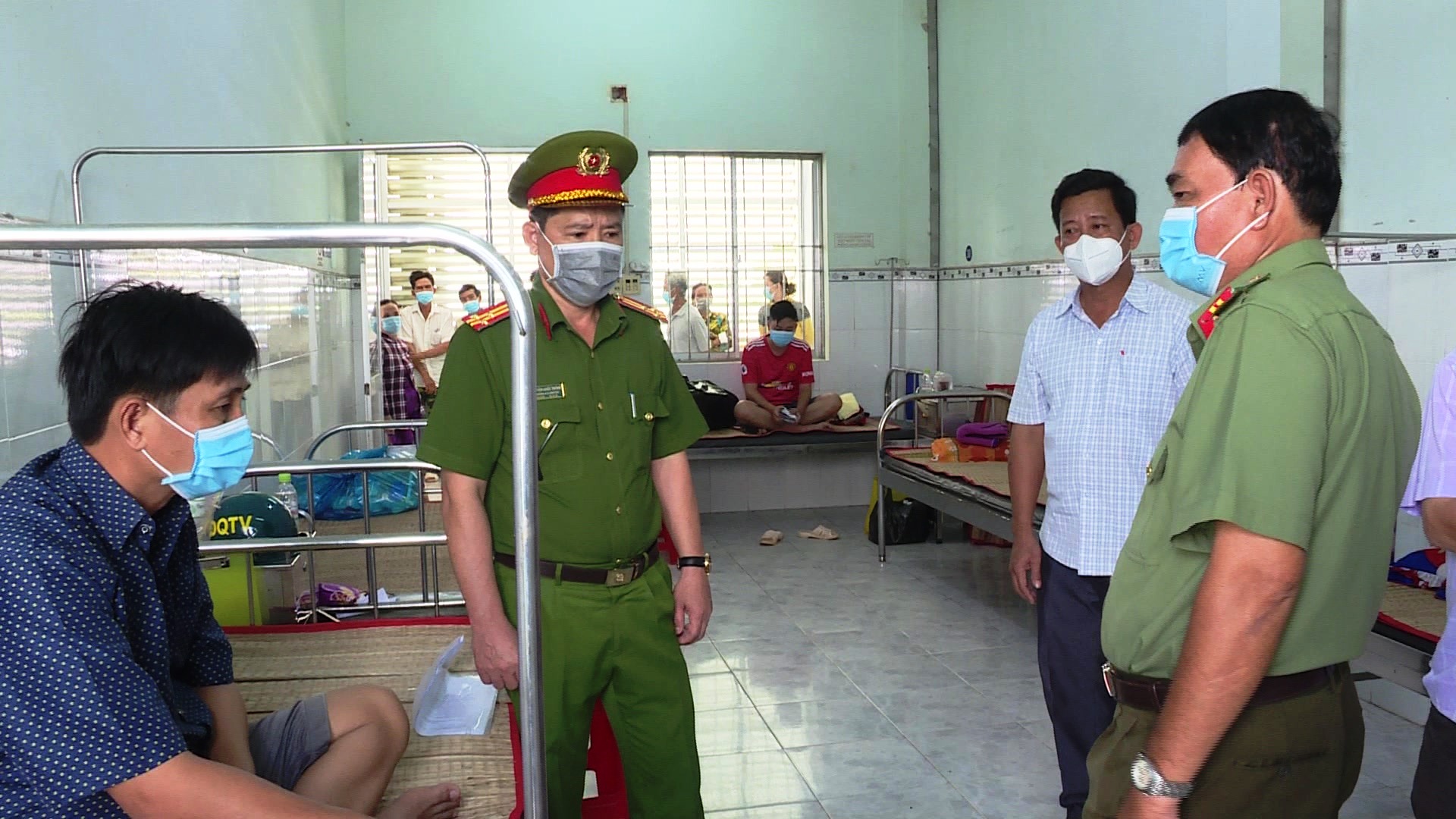 2 c&ocirc;ng an bị đ&acirc;m trọng thương trong khu c&aacute;ch ly tập trung - Ảnh 1.