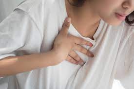 Ho, sốt nhẹ mà đi tiêm vắc-xin Covid-19, về bị mệt, có nguy hiểm không?