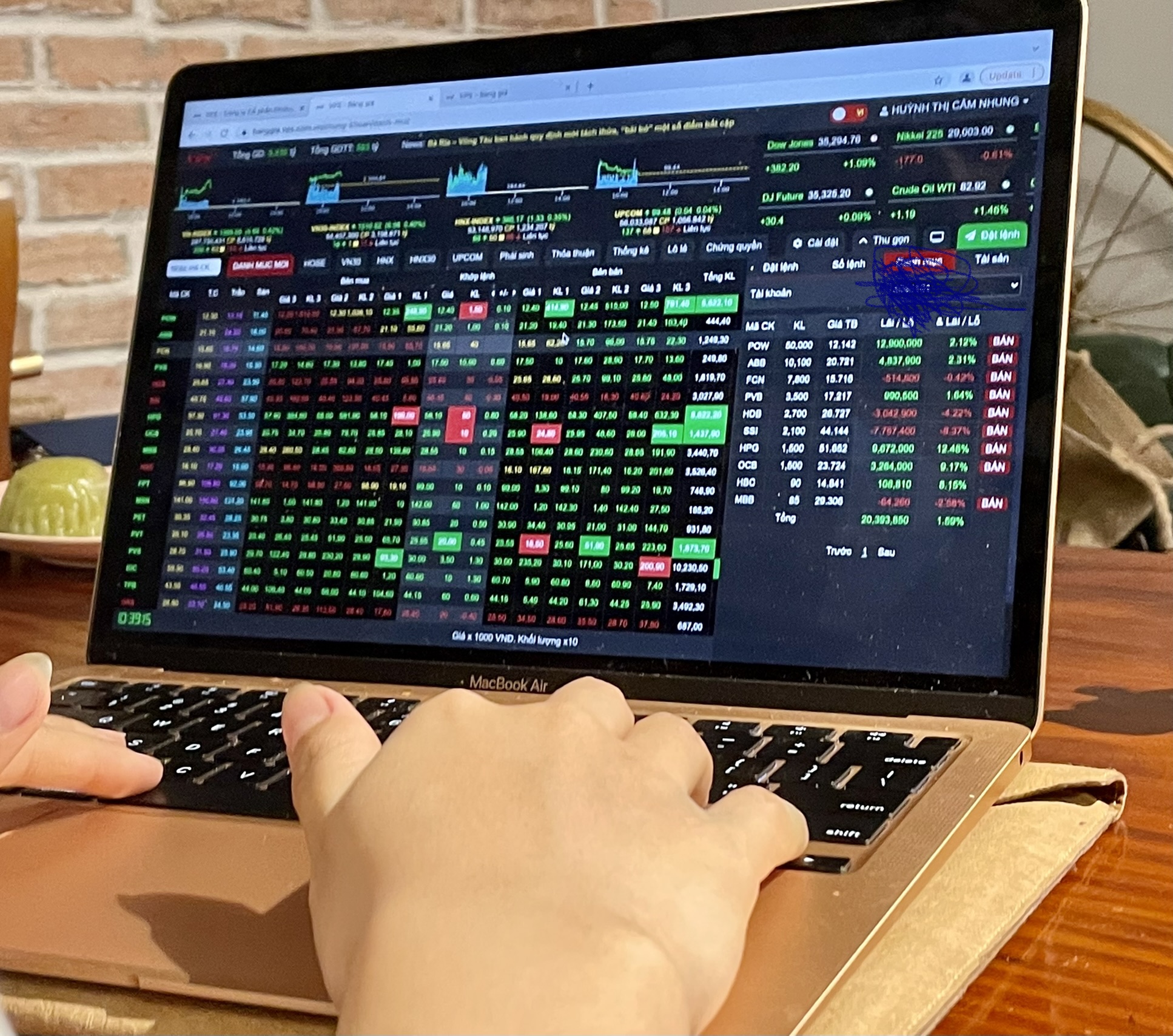 Chứng khoán ngày 19-10: Tiếp tục thử thách trước đỉnh 1.400 điểm