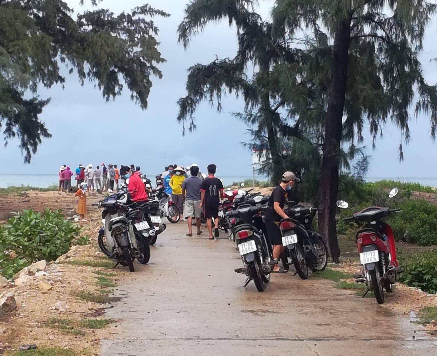 Bình Định: Ra gành đá câu cá, 2 thanh niên bất ngờ bị sóng biển cuốn trôi mất tích
