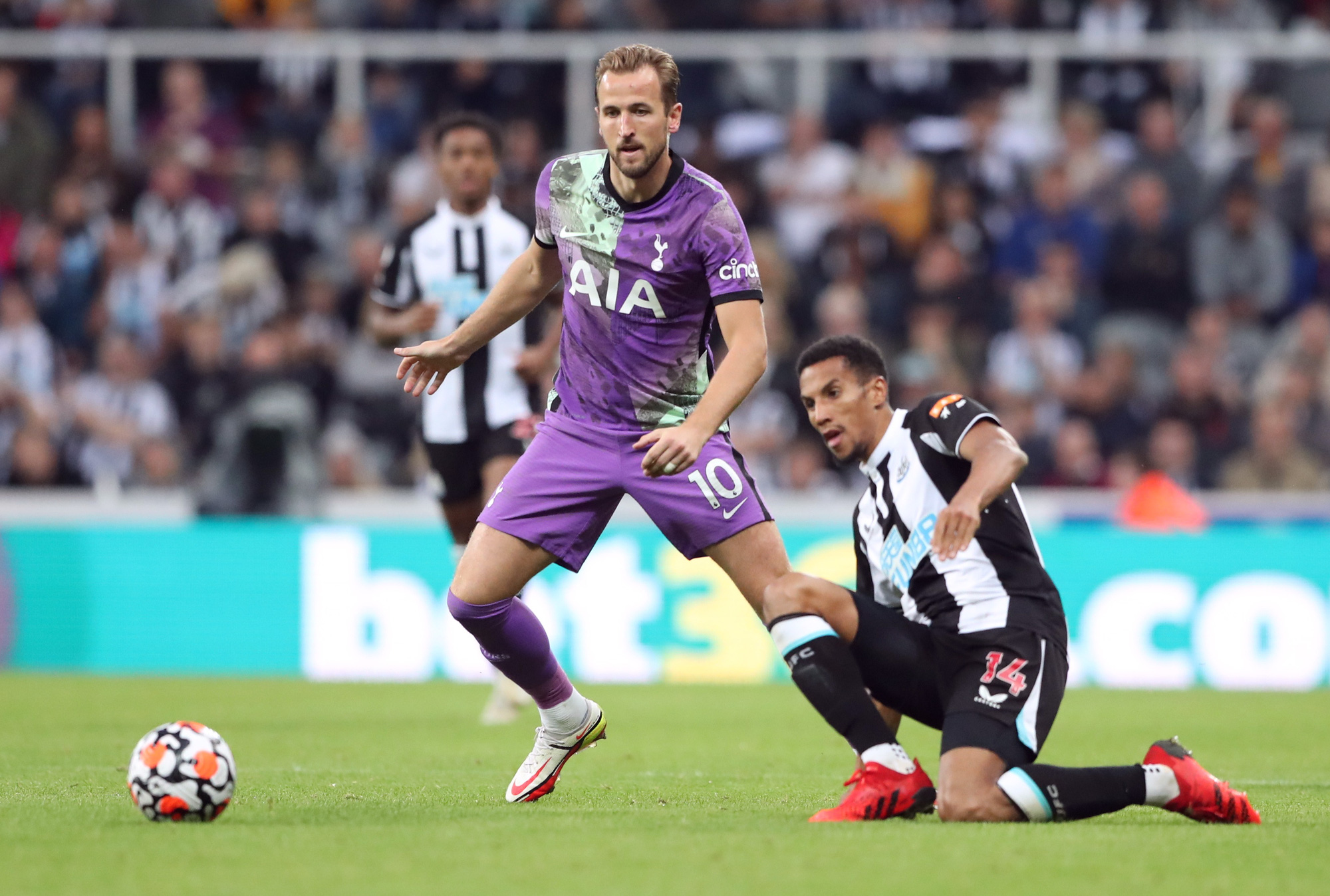 Khiến Newcastle thảm bại ngày ra mắt chủ mới, Tottenham qua mặt Man United