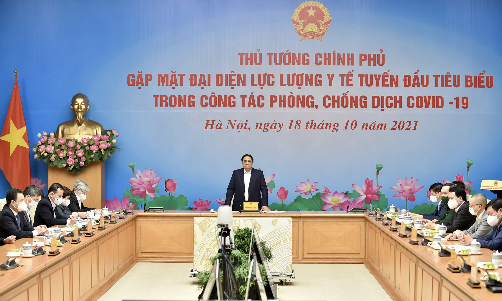 Thủ tướng: Hơn 24.000 y b&aacute;c sĩ... l&agrave; hơn 24.000 b&ocirc;ng hoa đẹp - Ảnh 1.