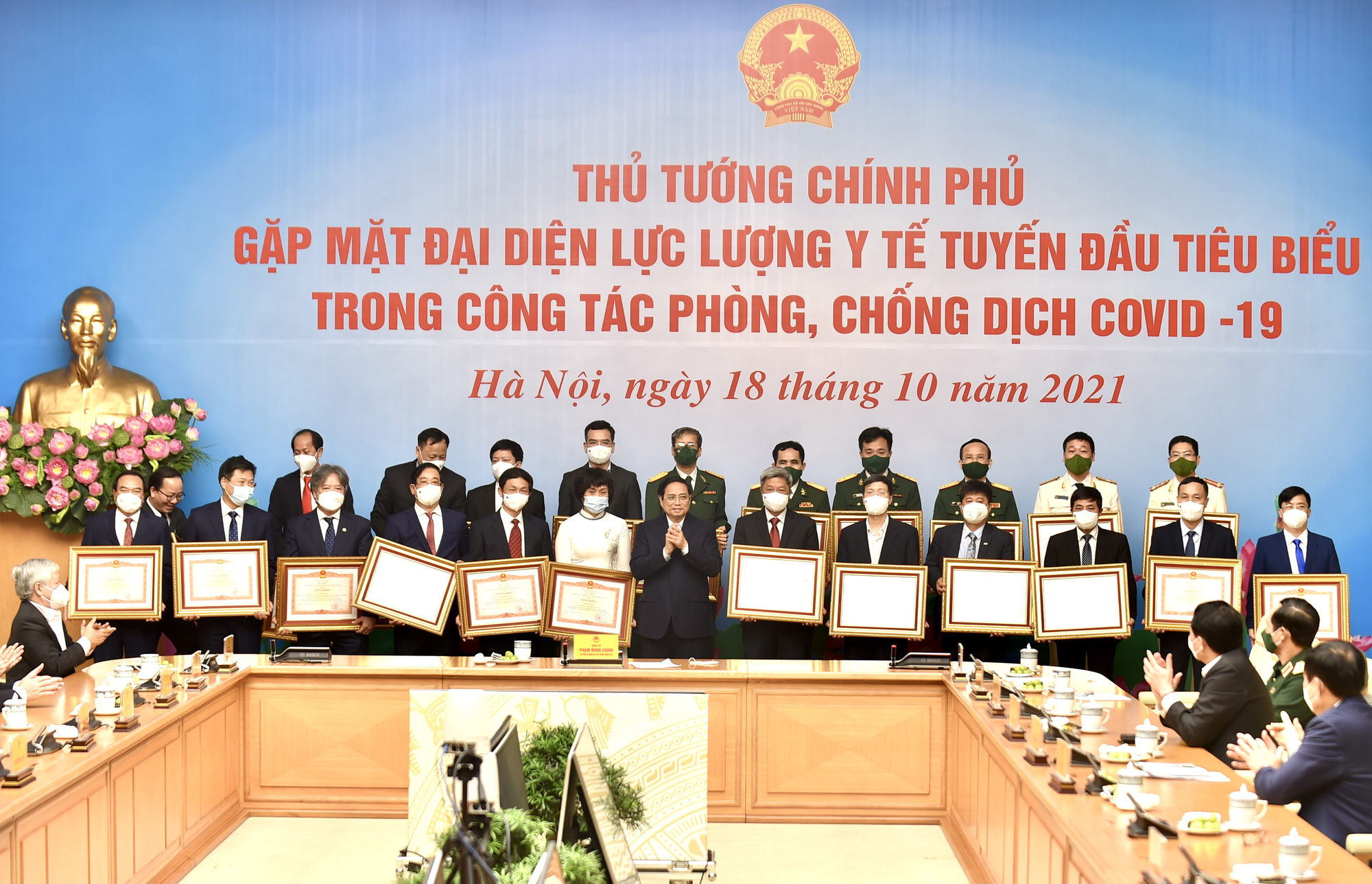 Thủ tướng: Hơn 24.000 y b&aacute;c sĩ... l&agrave; hơn 24.000 b&ocirc;ng hoa đẹp - Ảnh 4.