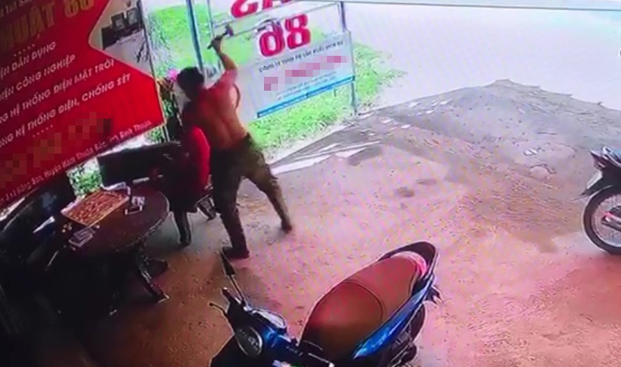 Đang ngồi chơi cờ, người đ&agrave;n &ocirc;ng bất ngờ bị đập b&uacute;a v&agrave;o đầu tử vong - Ảnh 1.