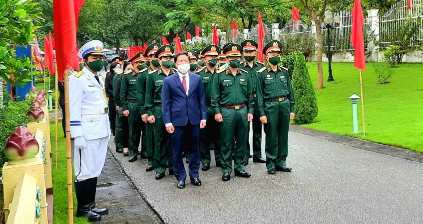 Lãnh đạo Bộ Quốc phòng dâng hương tưởng niệm anh hùng liệt sĩ Đoàn tàu không số