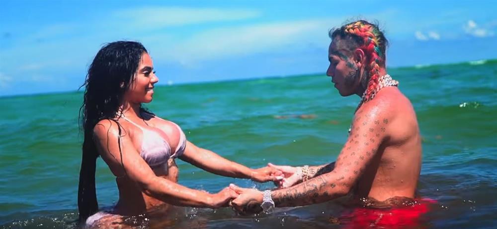 MV nhạc 18+ lên top 1 YouTube v&igrave; 3 ph&uacute;t to&agrave;n cảnh sốc - Ảnh 1.