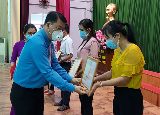 Trao 21.000 túi an sinh cho đoàn viên - lao động khó khăn - Ảnh 1.