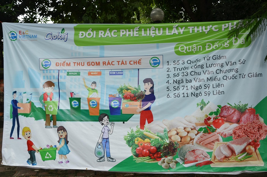 Độc đ&aacute;o m&ocirc; h&igrave;nh mang r&aacute;c thải đến, cầm thực phẩm về - Ảnh 10.