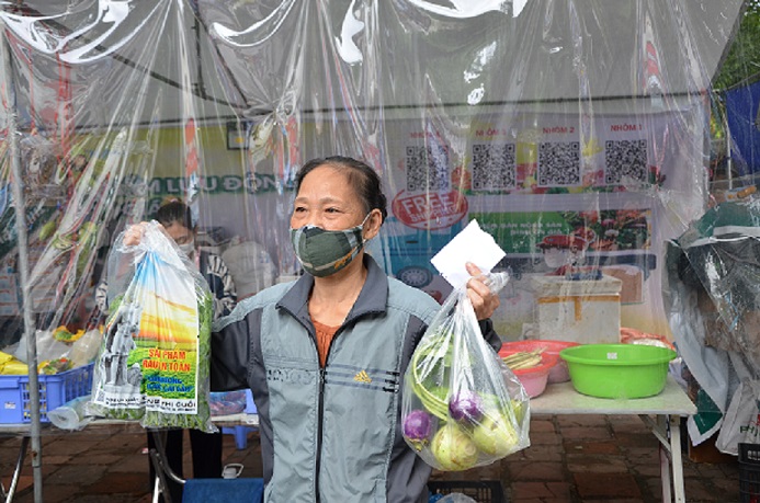 Độc đáo mô hình "mang rác thải đến, cầm thực phẩm về"