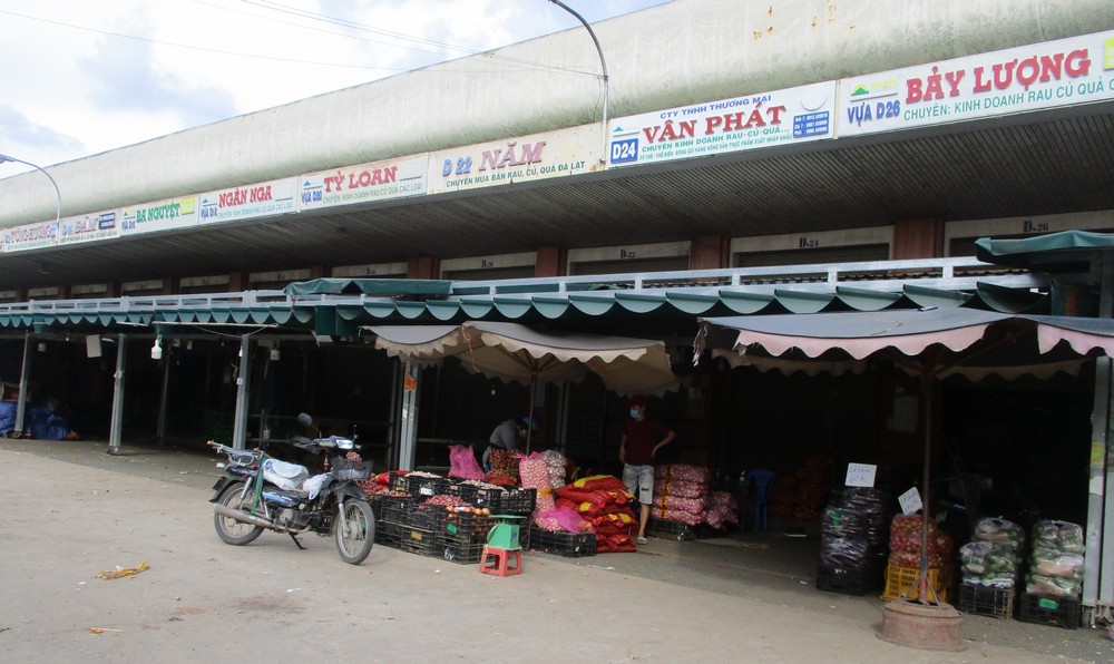 Mua b&aacute;n tự ph&aacute;t b&ecirc;n ngo&agrave;i chợ đầu mối H&oacute;c M&ocirc;n vẫn nhộn nhịp - Ảnh 4.