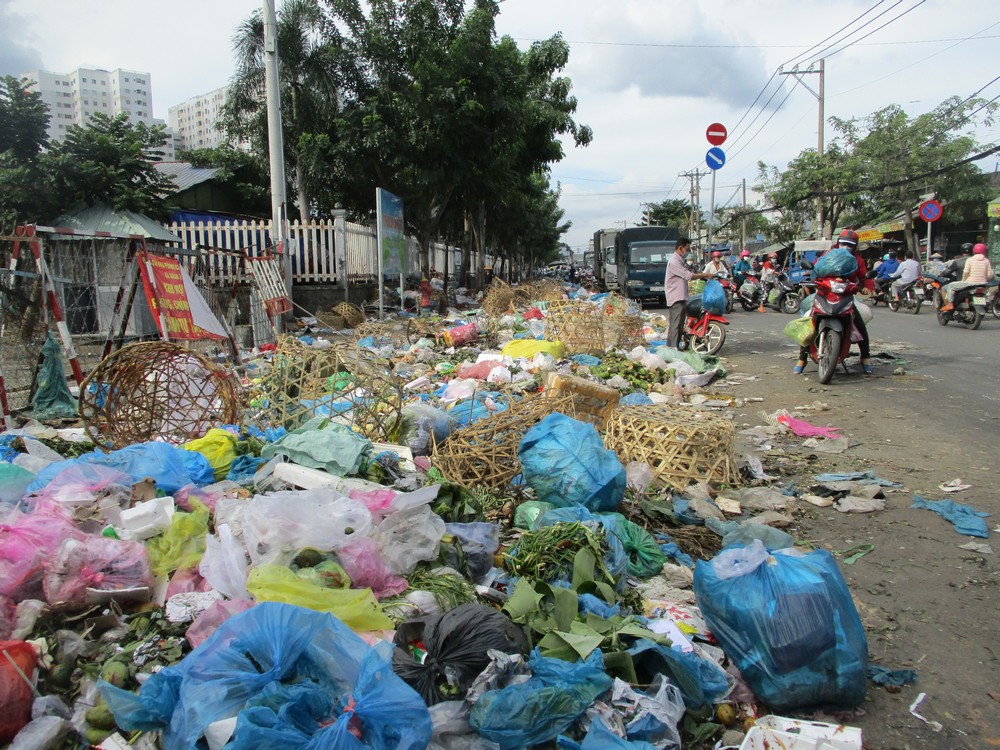 Mua b&aacute;n tự ph&aacute;t b&ecirc;n ngo&agrave;i chợ đầu mối H&oacute;c M&ocirc;n vẫn nhộn nhịp - Ảnh 9.
