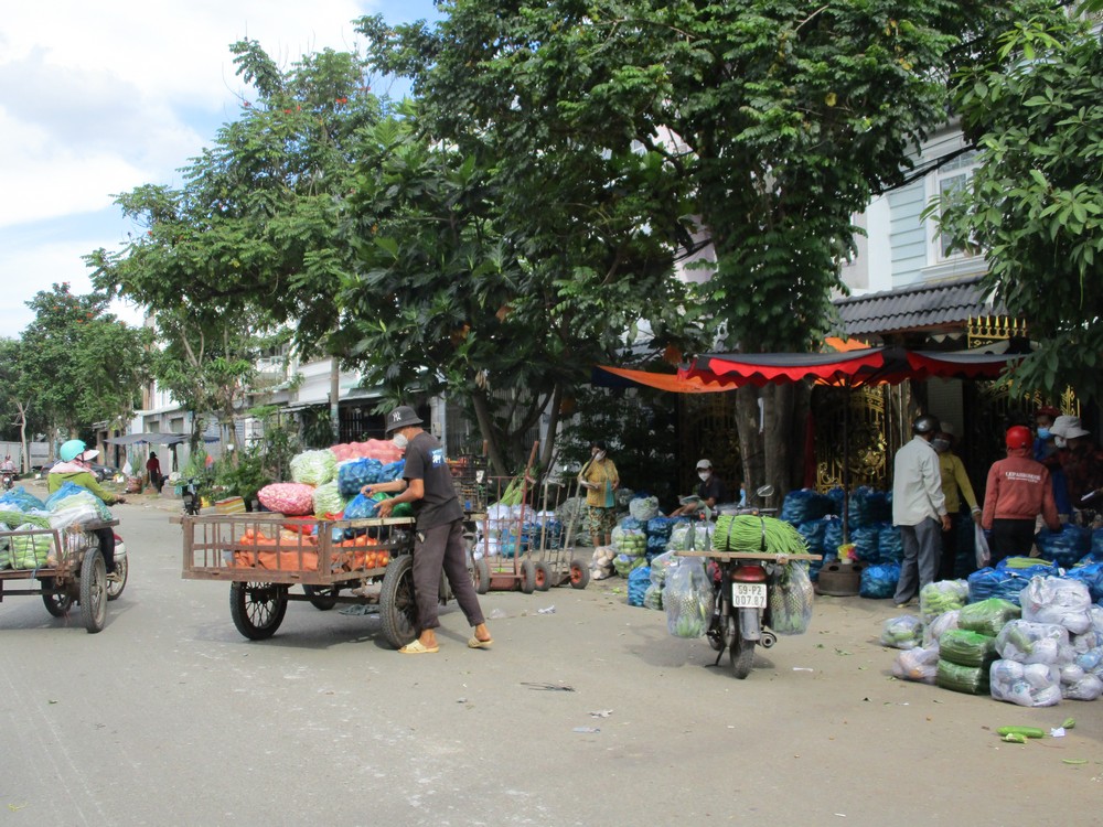 Mua b&aacute;n tự ph&aacute;t b&ecirc;n ngo&agrave;i chợ đầu mối H&oacute;c M&ocirc;n vẫn nhộn nhịp - Ảnh 7.