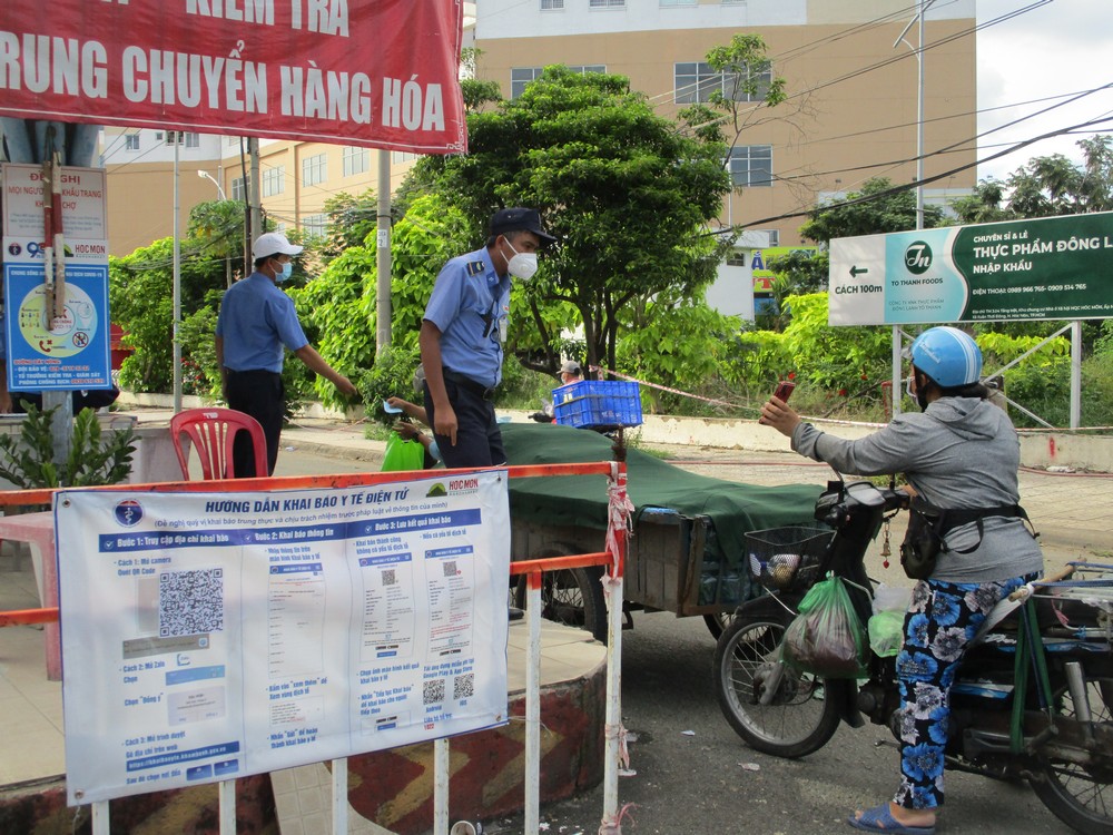 Mua b&aacute;n tự ph&aacute;t b&ecirc;n ngo&agrave;i chợ đầu mối H&oacute;c M&ocirc;n vẫn nhộn nhịp - Ảnh 3.