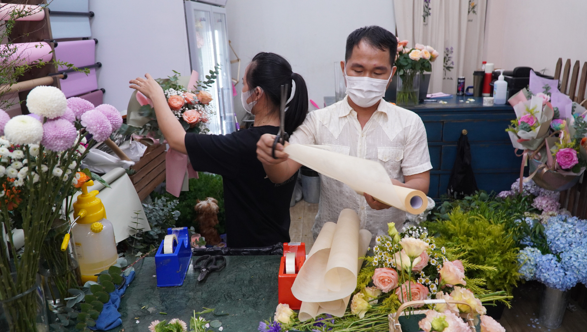 Những bó hoa bằng rau củ độc đáo ngày 20-10 - Ảnh 2.