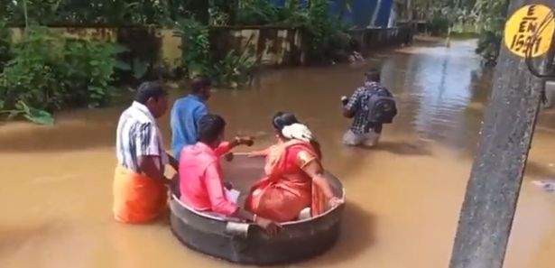 Cô dâu, chú rể... bơi nồi đến đám cưới ở Ấn Độ