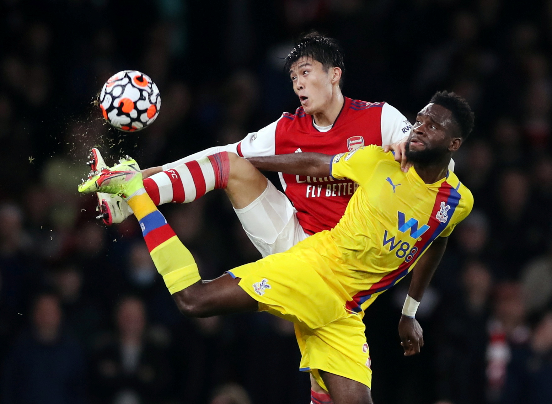 Sao Nhật Bản tho&aacute;t thẻ đỏ, Arsenal su&yacute;t bại trận trước cố nh&acirc;n Vieira - Ảnh 1.