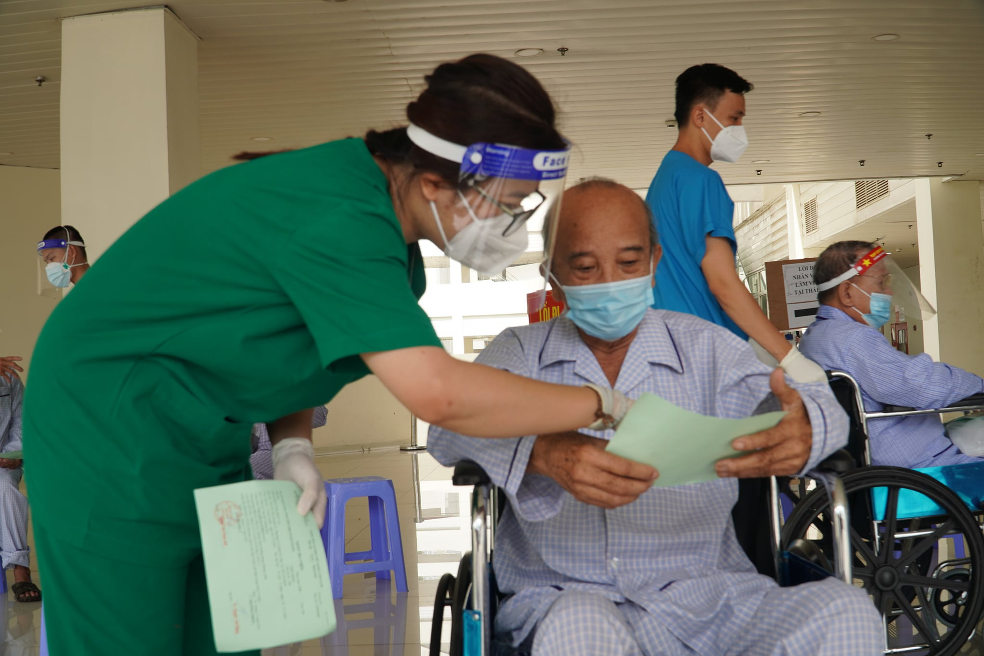 TP HCM: Hầu hết người dân ra đường có xác nhận tiêm vắc-xin, thẻ xanh Covid-19