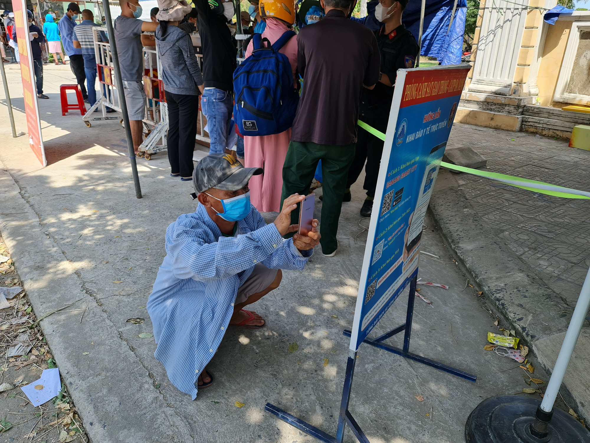 Kh&ocirc;ng nắm r&otilde; văn bản, h&agrave;ng trăm người ngậm ng&ugrave;i quay xe khi gặp chốt Quảng Nam &ndash; Đ&agrave; Nẵng - Ảnh 4.