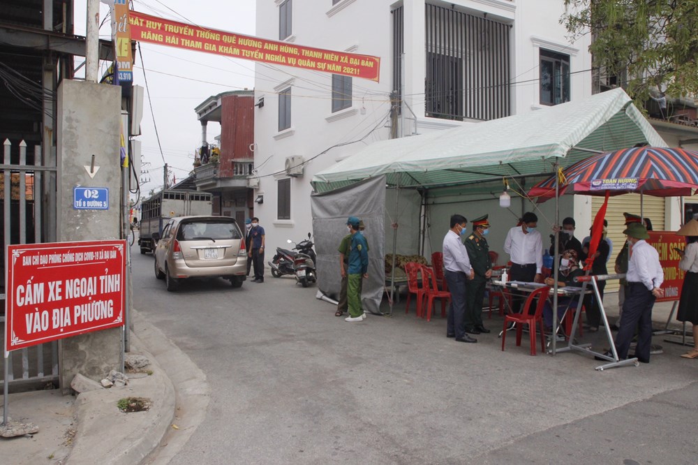Đến Bệnh viện Việt Đức điều trị và chăm người thân, 3 trường hợp nhiễm SARS-CoV-2