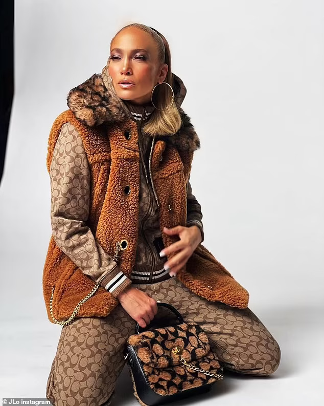 Jennifer Lopez khoe vẻ đẹp c&aacute; t&iacute;nh - Ảnh 1.